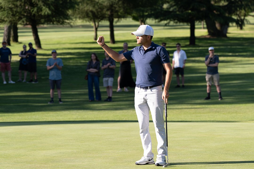Celebración del putt ganador en el Abierto Club La Dehesa 2024